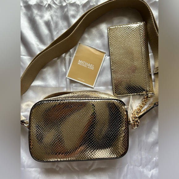 MICHAEL KORS MAISIE 2 IN 1 SMALL CAMERA  CROSSBODY BAG  EXOTIC PRINT PALE GOLD - Picture 5 of 5